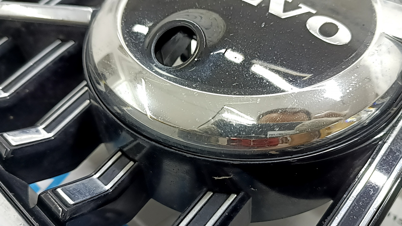 Решетка радиатора grill со значком Volvo XC60 22-23 хром, под камеру, тычки, сломано крепление, трещина в эмблеме