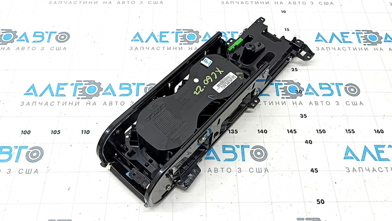 Подстаканники центральной консоли Volvo XC60 18-26 под дерево Linear Lime с хромом, под беспроводную зарядку