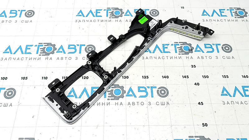 Накладка центральной консоли Volvo XC60 22-26 черный глянец с хромом, царапины, примято крепление