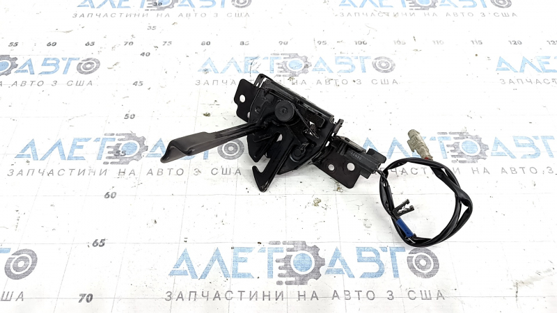 Замок капота Kia Sportage 23-26 с датчиком, сломано крепление фишки