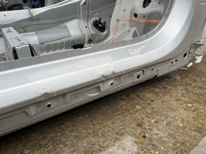 Четверть передняя правая Volvo XC90 16-23 на кузове, серебро, примят порог, тычка на стойке