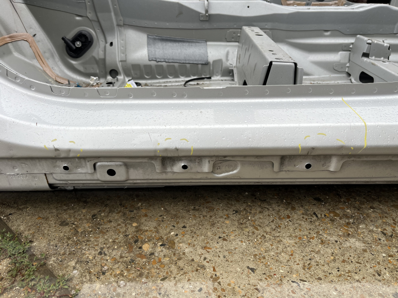 Четверть передняя левая Volvo XC90 16-23 на кузове, серебро, примят порог и стойка