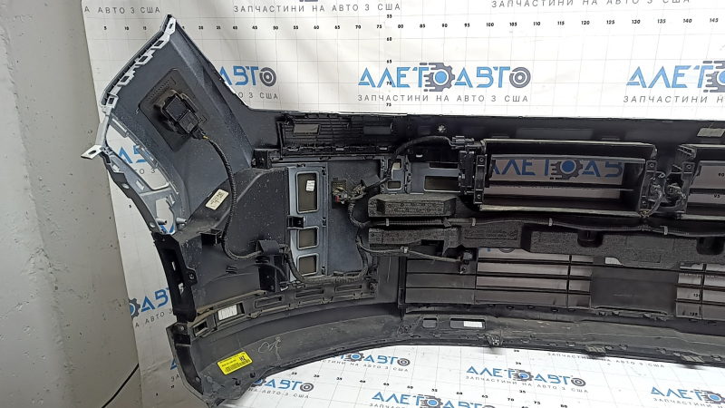 Бампер передний в сборе Hyundai Santa Fe 24-26 SEL, Limited, белый, губа структура, с жалюзи дефлекторами, царапины, сколы, треснута губа, прижат