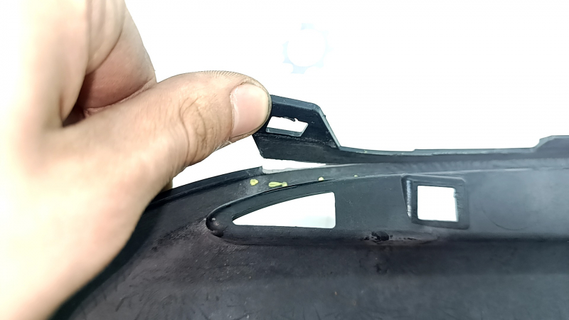 Накладка заднего бампера Ford Fusion mk5 13-19 под 1 трубу, черный глянец, сломано крепление, треснуты крепления
