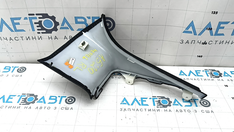 Накладка задней стойки левая Audi A5 F5 18-25 5D черная, сломано крепление, потерта