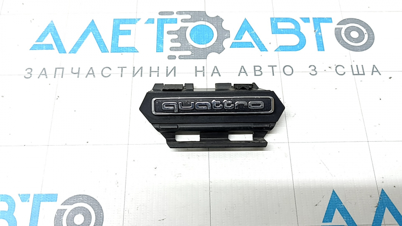 Емблема напис "quattro" на радіаторних решітках Audi A5 F5 20-25 пісок