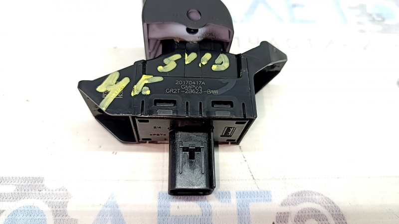 Кнопка ручного тормоза Ford Fusion mk5 17-20 полез хром, вздулся хром