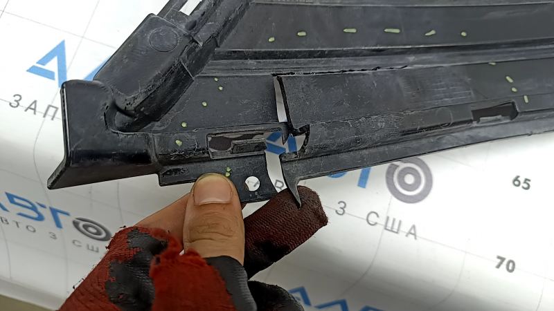 Нижняя решетка переднего бампера Ford Fusion mk5 17-18 структура, треснута