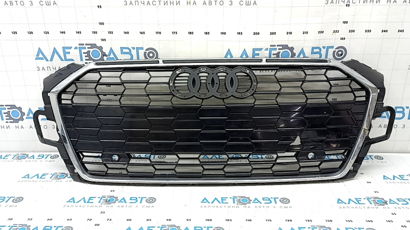 Решетка радиатора в сборе Audi A5 F5 20-25 без камеры, черный глянец+хром, без эмблем, прижата, надломана, отсутствует фрагмент
