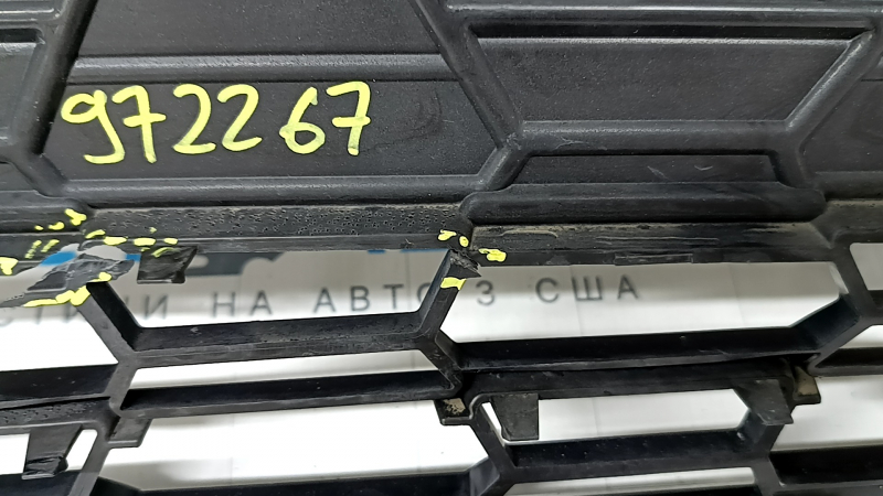 Решетка радиатора в сборе Audi A5 F5 20-25 без камеры, черный глянец+хром, без эмблем, прижата, надломана, отсутствует фрагмент