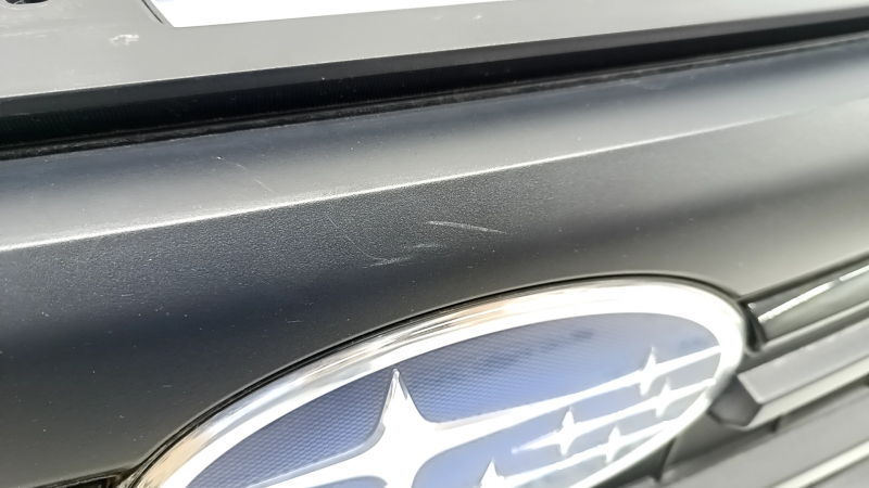 Решітка радіатора grill у зборі Subaru Forester 25-26 base, з емблемою, потерта.