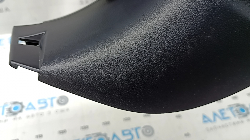 Накладка передней стойки нижняя левая Subaru Forester 25-26 черная, потерта