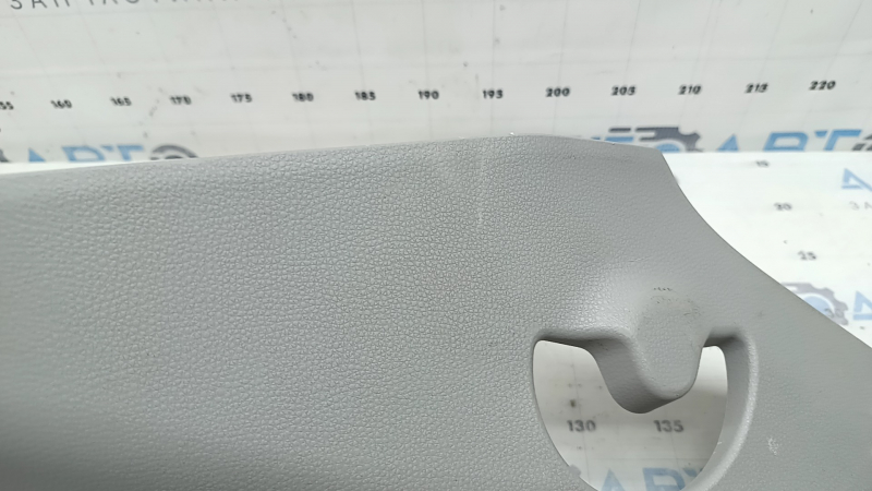 Накладка задней стойки правая задняя Toyota Highlander 20-26 серая, царапины, побелел пластик