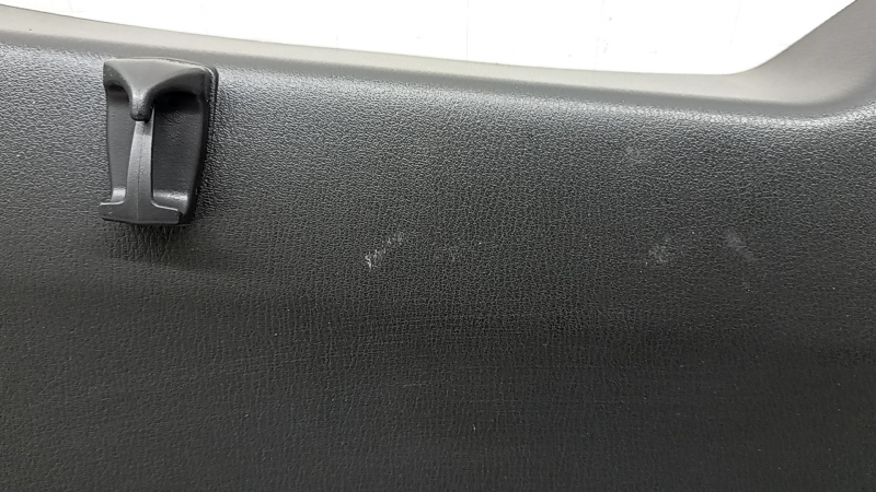 Обшивка дверей багажника нижня Mazda CX-5 17-25 чорна, потерта