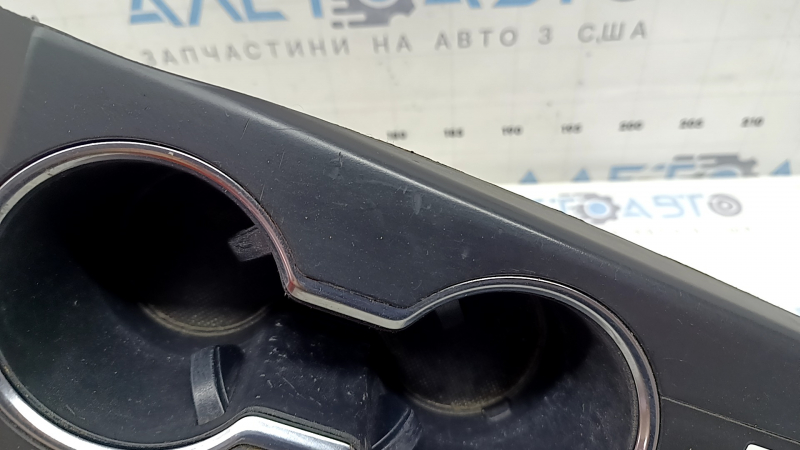 Накладка центральной консоли с подстаканниками Toyota Highlander 20-22 черная, царапины