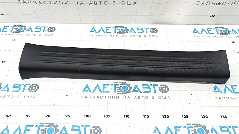 Накладка порога передняя правая Mazda CX-5 17-25 черная, потерта