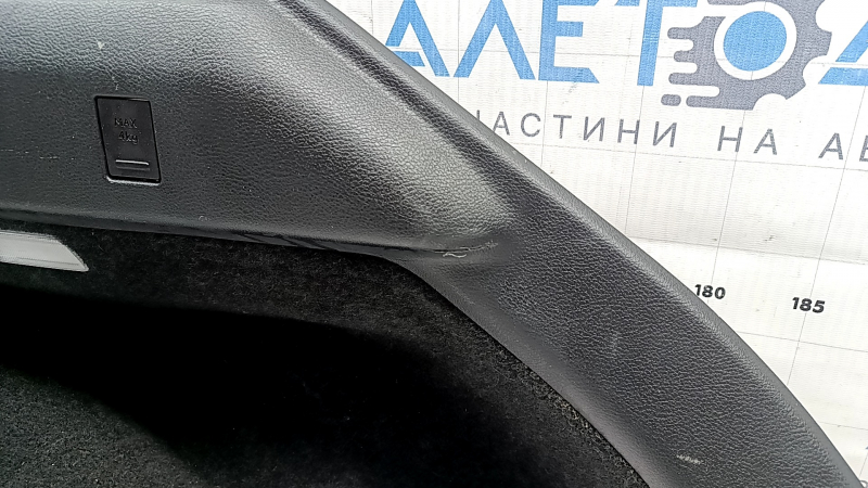 Обшивка арки права Lexus UX200 UX250h 19-22 без запаски та сабвуферу, подряпини