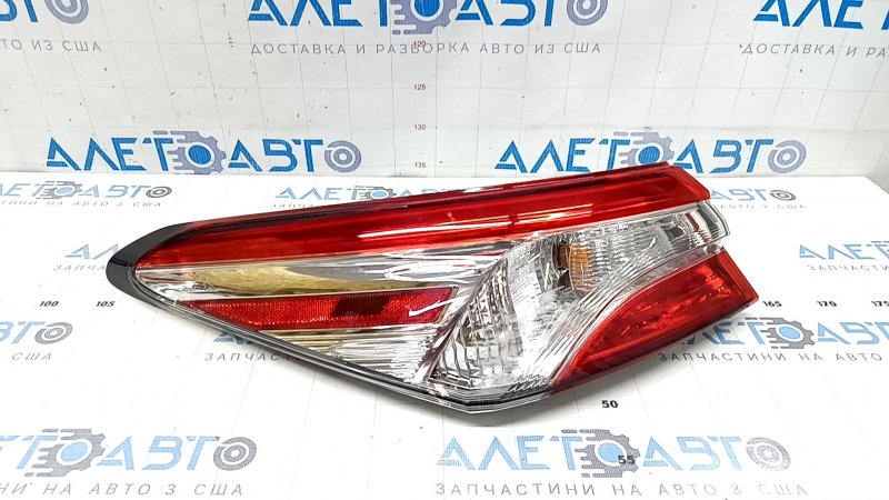 Фонарь внешний крыло левый Toyota Camry v70 18-20 галоген, светлый, царапины, под полировку