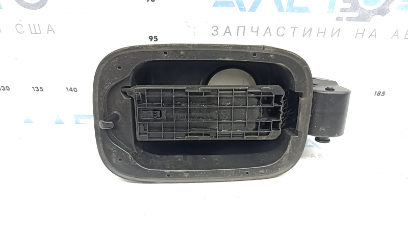Корпус лючка бензобака Kia Sorento 21-26 HEV с замком