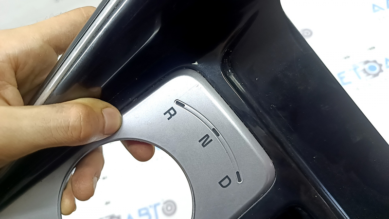 Накладка центральной консоли с подстаканниками Kia Sorento 21-24 HEV, PHEV черная, царапины