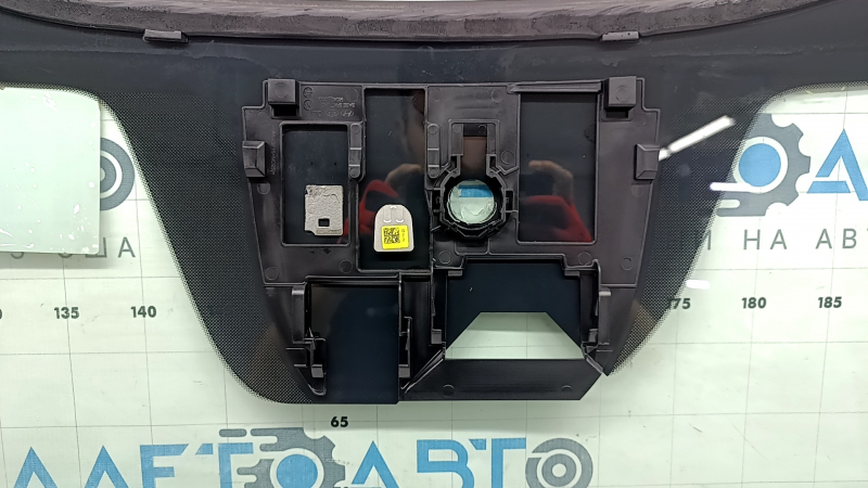 Лобовое стекло Kia Sorento 21-24 HEV, PHEV под камеру и датчик влажности, скол, царапины
