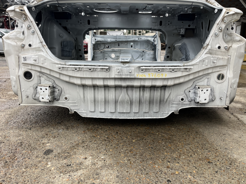 Задня панель Toyota Camry v70 18-24 на кузові біла