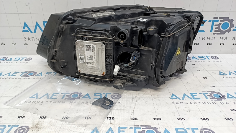 Фара передня права гола Audi Q5 8R 13-17 ксенон, пошкодження водою, зламана направляйка та кріплення