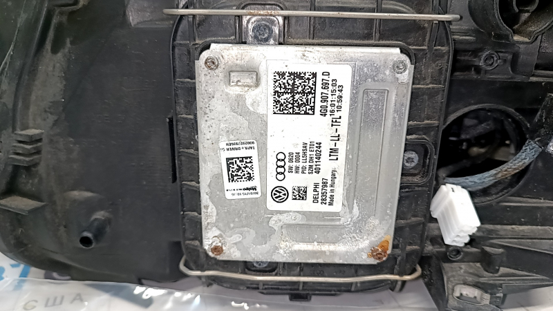 Фара передня права гола Audi Q5 8R 13-17 ксенон, пошкодження водою, зламана направляйка та кріплення