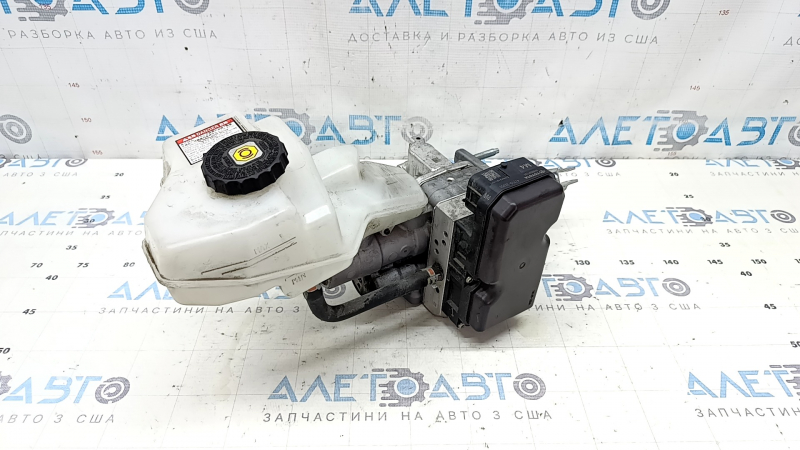 Главный тормозной цилиндр с бачком Toyota Camry v70 19-20 hybrid с крышкой