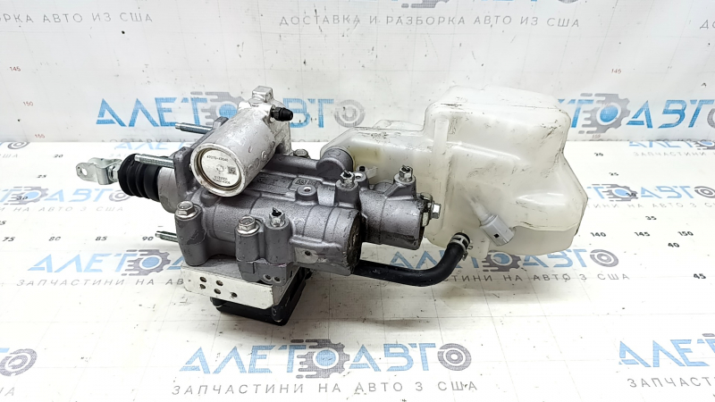 Главный тормозной цилиндр с бачком Toyota Camry v70 19-20 hybrid с крышкой