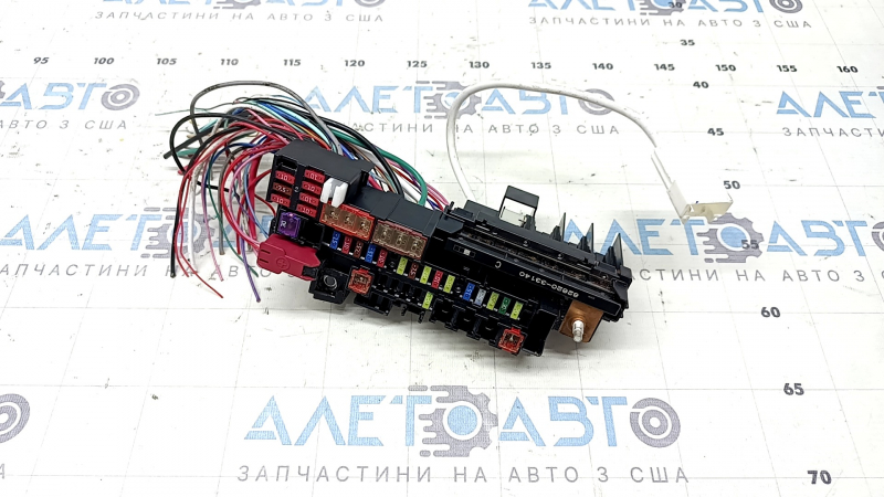 Блок предохранителей подкапотный левый Toyota Camry v70 19-24 hybrid