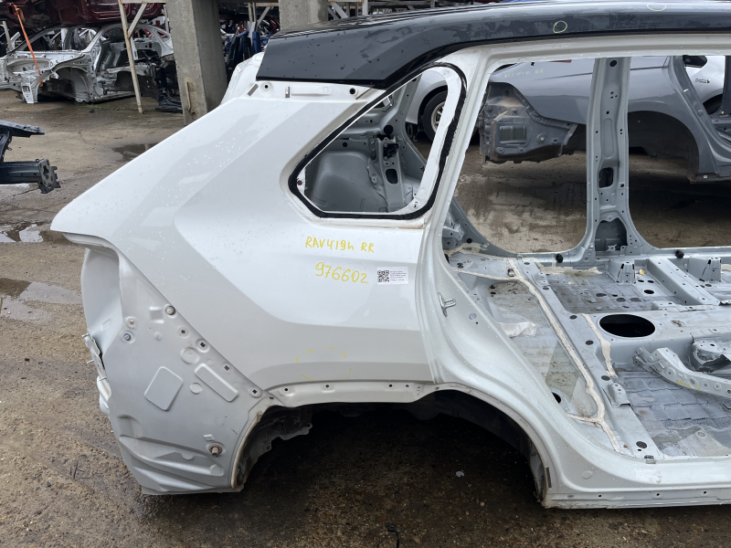 Четверть крыло задняя правая Toyota Rav4 19-20 на кузове, белая, вмятинка