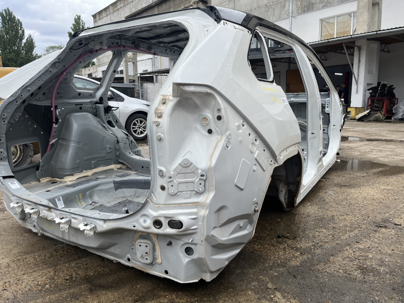 Четверть крыло задняя правая Toyota Rav4 19-20 на кузове, белая, вмятинка