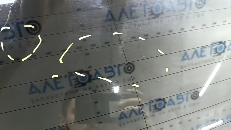 Дверь багажника голая со стеклом VW Tiguan 18-24 белый LB9Z, с поводком дворника и трапецией, царапины на стекле