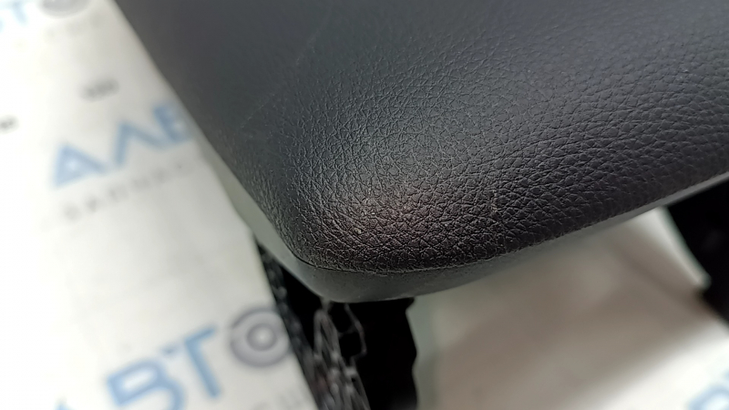 Подлокотник Toyota Rav4 19-25 кожа черная, тычки, царапина