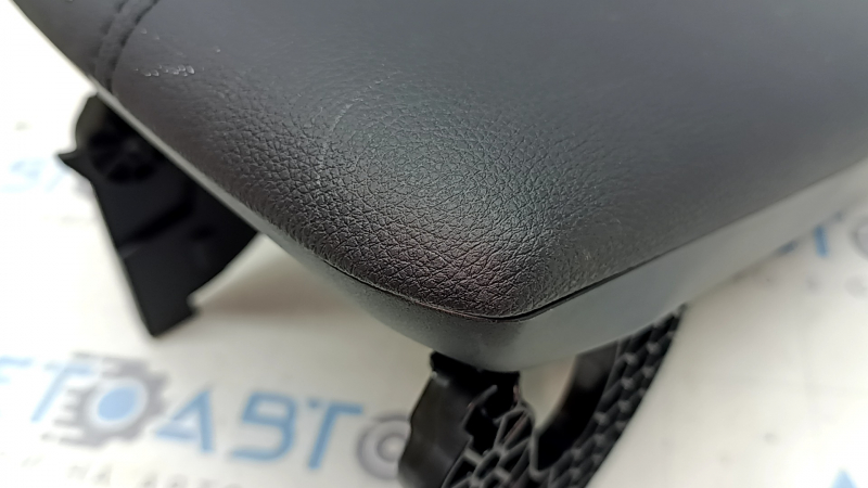 Подлокотник Toyota Rav4 19-25 кожа черная, тычки, царапина