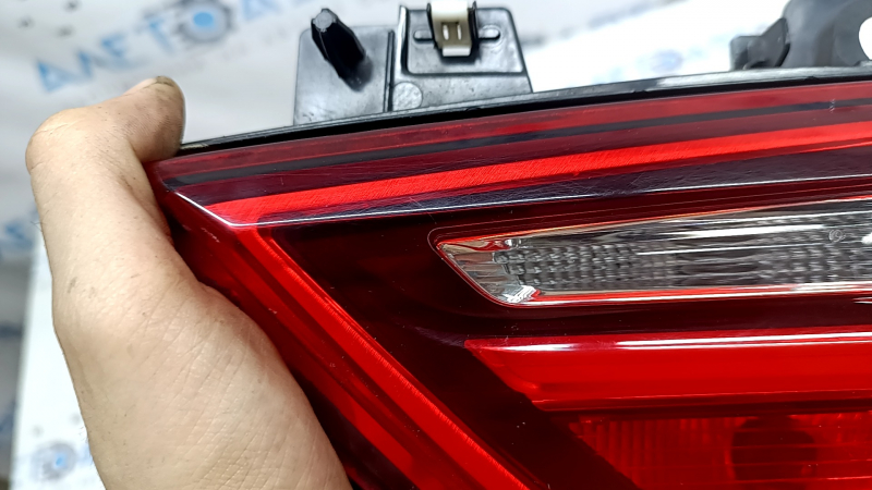 Ліхтар внутрішні двері багажника правий BMW X2 F39 18-23 подряпини