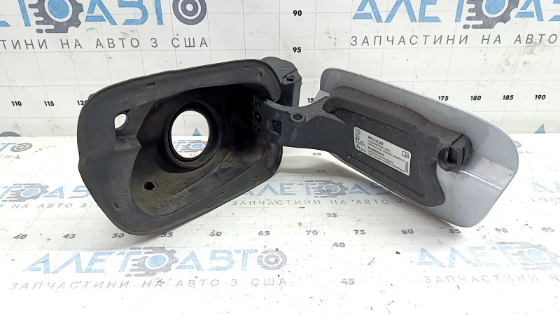 Лючок бензобака з корпусом VW Tiguan 18-24 у зборі, надлом