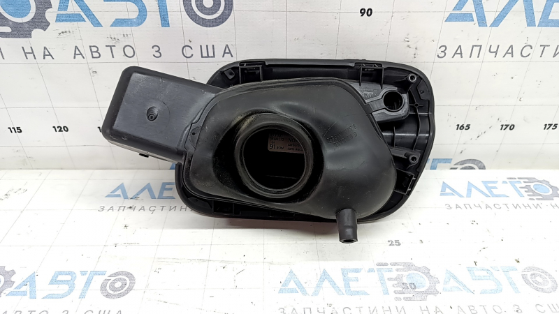 Лючок бензобака з корпусом VW Tiguan 18-24 у зборі, надлом