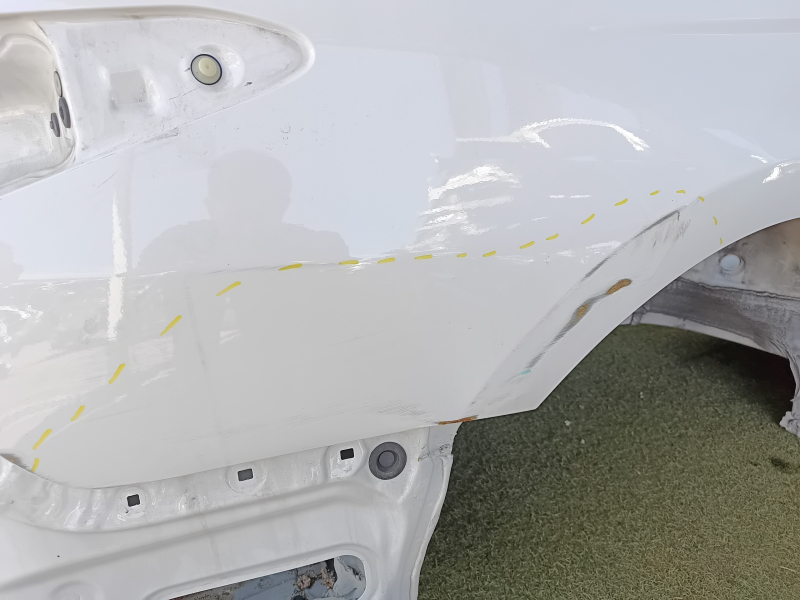 Чверть крило ззаду права Toyota Camry v70 18-24 без BSM, відпиляна, з центральною стійкою, біла, прим'ята