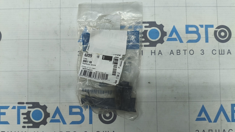 Відбійник капота лівий Ford Edge 15- на капоті
