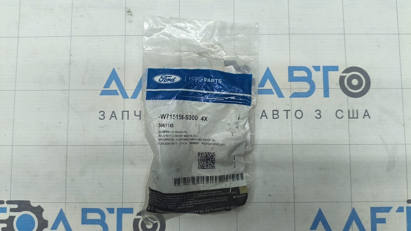 Відбійник капота лівий Ford Edge 15- на капоті