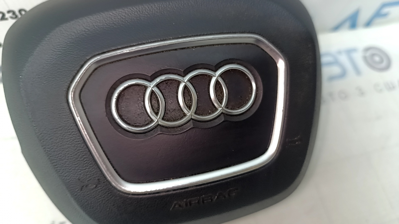 Подушка безопасности airbag в руль водительская Audi Q7 16-20 черная, потерт хром, царапины
