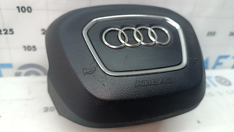 Подушка безопасности airbag в руль водительская Audi Q7 16-20 черная, потерт хром, царапины