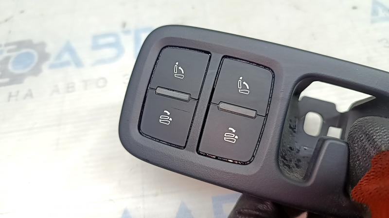 Кнопки перекидання заднього ряду сидінь ліві Audi Q7 16-26 чорні з накладкою, в обшивці арки, подряпини