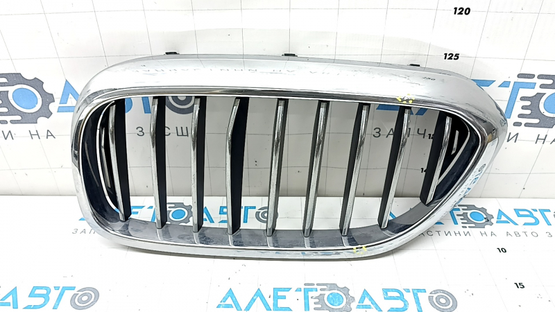 Решітка радіатора grill ліва BMW 5 G30 17-20 хром, тички, надламана решітка