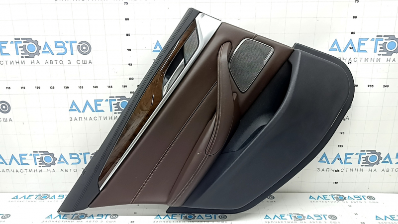 Обшивка двери карточка задняя левая BMW 5 G30 17-23 черная, подлокотник и вставка кожа темно-коричневая, молдинг под дерево корень ореха, под шторку, с ручкой и накладкой Harman Kardon, с подсветкой, царапины, вмятины