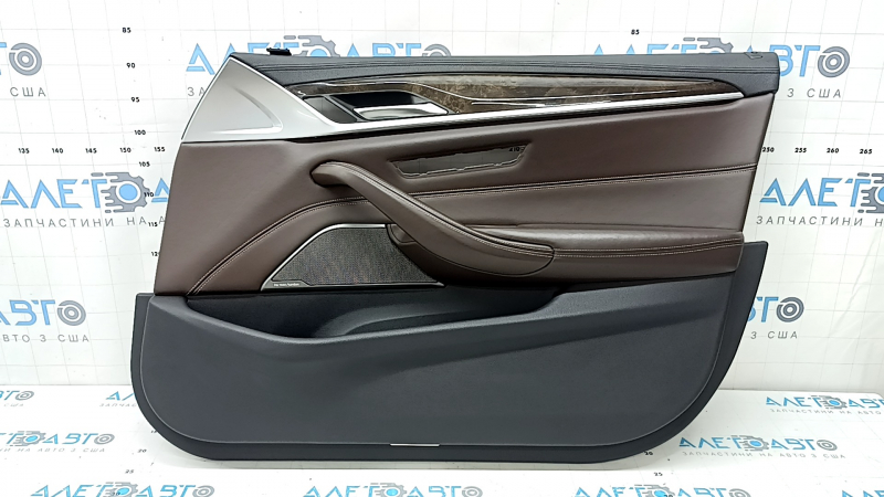 Обшивка двери карточка передняя правая BMW 5 G30 17-23 черная, под память сиденья, подлокотник и вставка кожа темно-коричневая, молдинг под дерево корень ореха, с ручкой и накладкой Harman Kardon, с подсветкой, царапины
