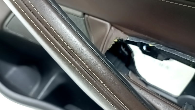 Обшивка двери карточка передняя правая BMW 5 G30 17-23 черная, под память сиденья, подлокотник и вставка кожа темно-коричневая, молдинг под дерево корень ореха, с ручкой и накладкой Harman Kardon, с подсветкой, царапины