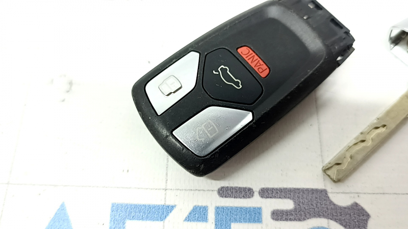 Ключ smart Audi Q7 16-22 4 кнопки, царапины, тычки, потерт